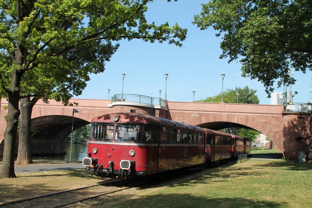 Parallel zum Main fährt am 14.06.2015 zum "Frankfurter Tag der Verkehrsgeschichte" 798 829 mit 3 weiteren Schienenbussen.