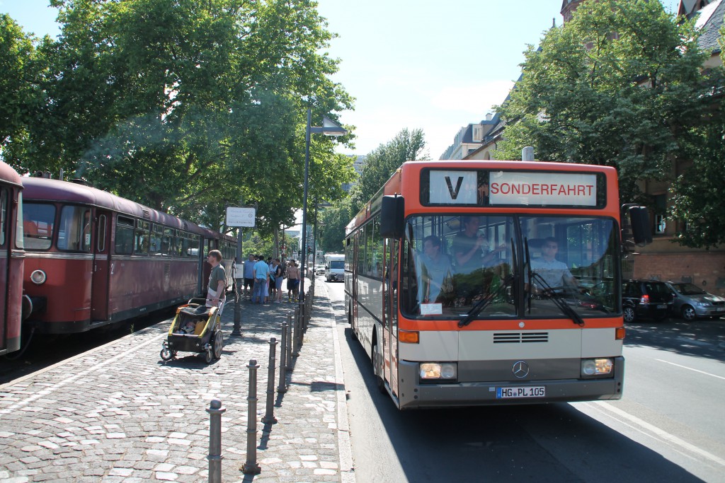 Am 14.06.2015 trafen sich am Eisernen Steg, auf der Hafenbahn, Schienenbusse und ein Omnibus zum "Frankfurter Tag der Verkehrsgeschichte".