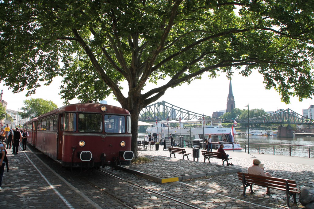 Am Eisernen Steg auf der Hafenbahn hält zum "Frankfurter Tag der Verkehrsgeschichte" am 14.06.2015 eine Schienenbusgarnitur geführt von 996 677.