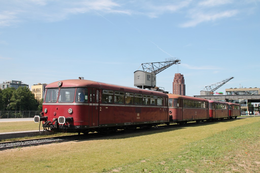 Am Hafen neben der EZB in Frankfurt halten die Schienenbusse 798 829, 998 184, 798 589 und 996 677 zum "Frankfurter Tag der Verkehrsgeschichte" am 14.06.2015.