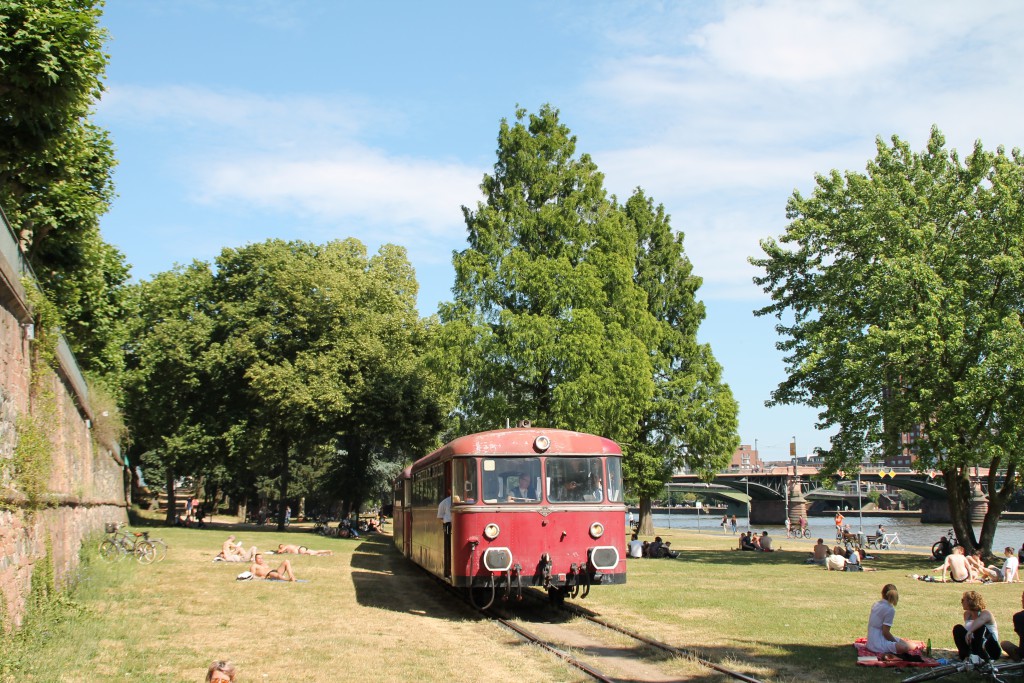 Zwischen den Parkbesuchern sucht sich,. am 14.06.2015, im Zuge des "Frankfurter Tag der Verkehrsgeschichte" 996 677 seinen Weg über die Hafenbahn in Frankfurt.