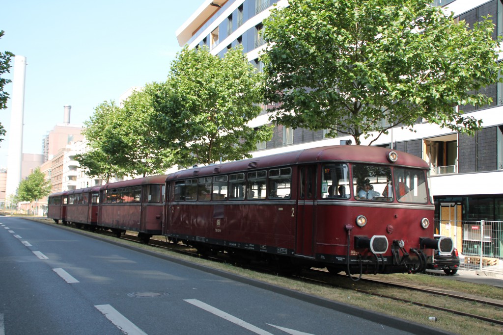 Am 14.06.2015 fährt 798 829 über die Hafenbahn in der Speicherstraße in Frankfurt.