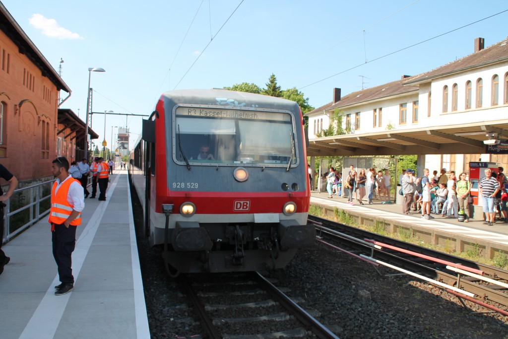 Am 05.06.2015 wartete der Sonderzug zum Hessentag der Kurhessenbahn im Bahnhof Hofgeismar. Die Vierfachtraktion wird geführt von 628 529.