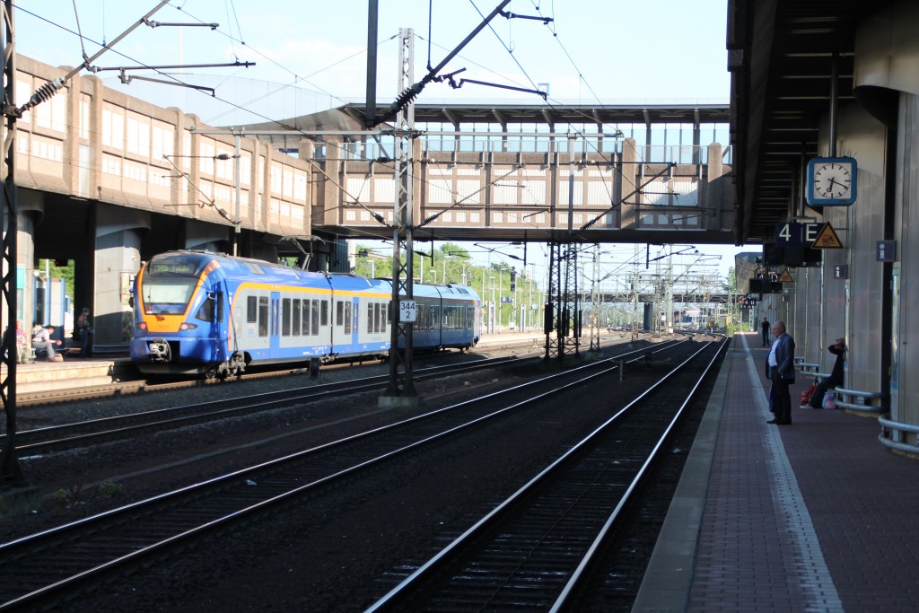 Am 05.06.2015 wartet ein FLIRT der CANTUS im Bahnhof Kassel-Wilhelmshöhe auf Ausfahrt in Richtung Fulda.