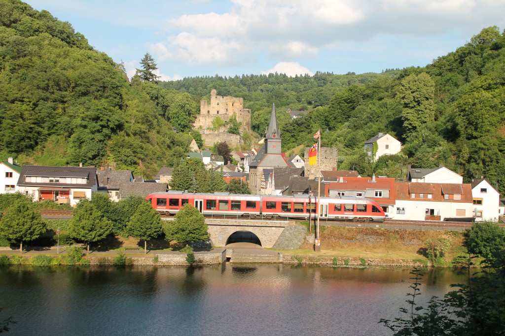 Am 13.06.2015 durchfährt ein LINT, der DB als Regionalbahn, Balduinstein auf der Lahntalbahn.