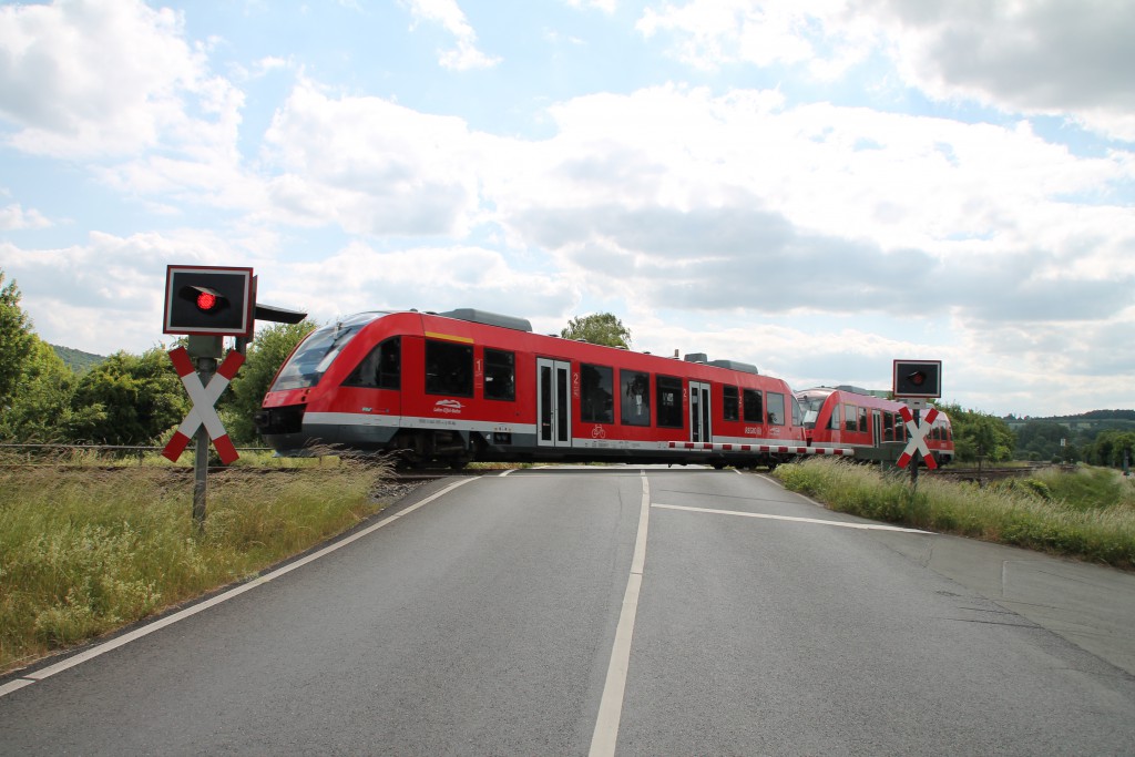 Zwei kurze LINT der DB überqueren am 09.06.2015 den Bahnübergang in Biskirchen auf der Lahntalbahn.