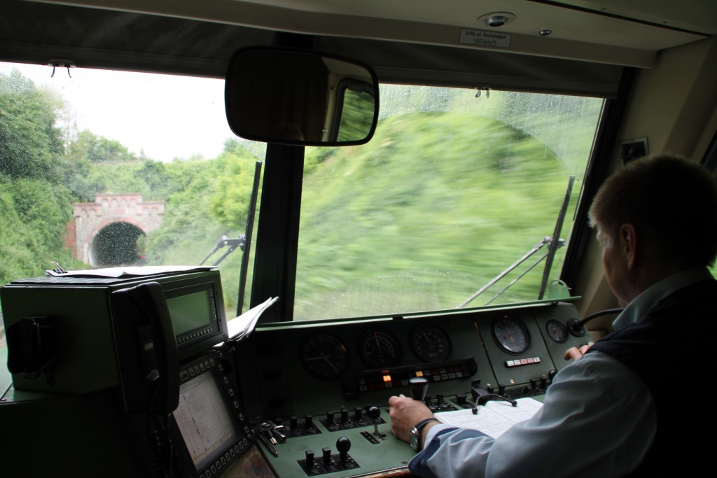 610 011 fährt am 13.06.2015 in den Freiendiezer Tunnel auf der Lahntalbahn ein.