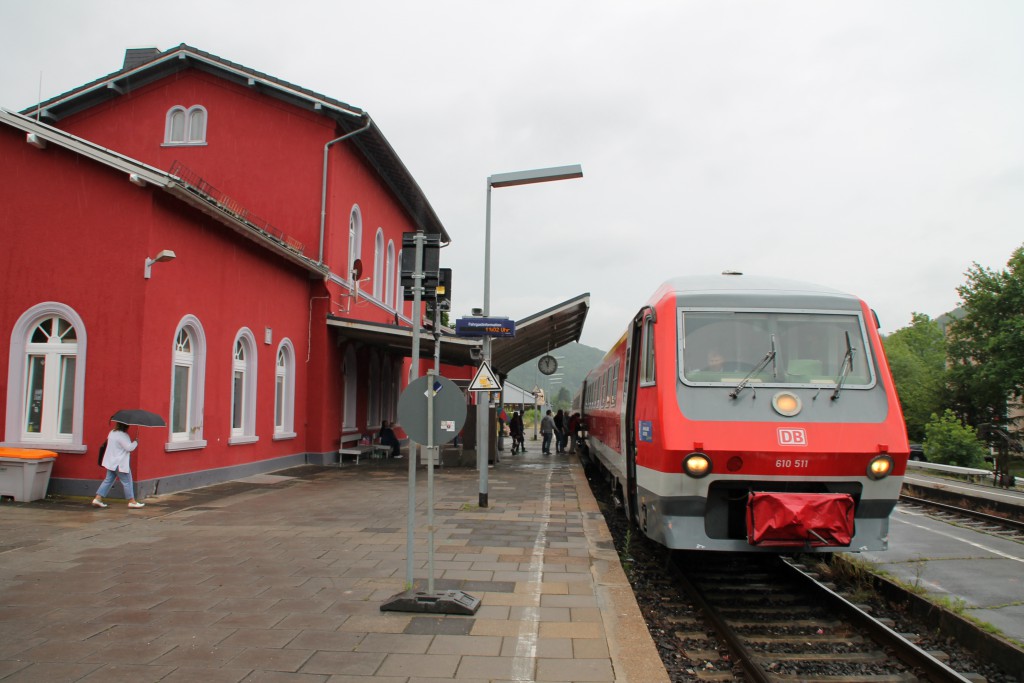 610 011 hält am 13.06.2015 mit seinem Sonderzug zum DB-Museum im Bahnhof Nassau auf der Lahntalbahn.