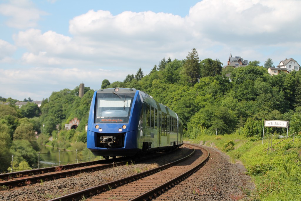 Ein LINT der VLEXX ersetzt am 09.06.2015 eine Regionalbahn der HLB über die Lahntalbahn, gerade passierte er den ehemaligen Abzweig Gensberg bei Weilburg.