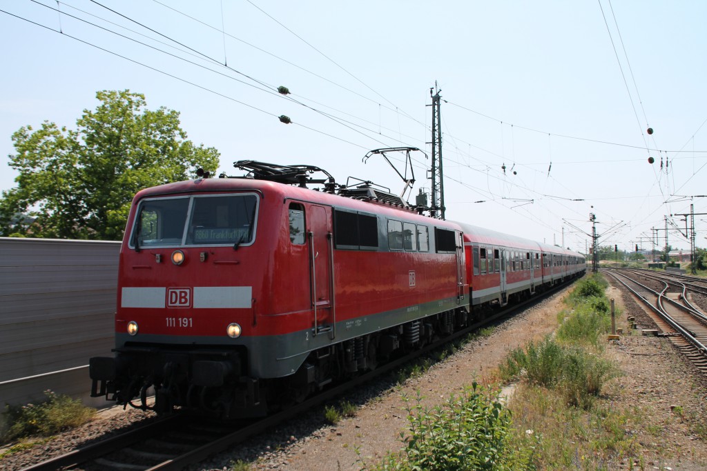 111 191 erreicht am 07.06.2015, mit ihrer Regionalbahn nach Frankfurt, den Bahnhof Bensheim auf der Main-Neckar-Bahn.