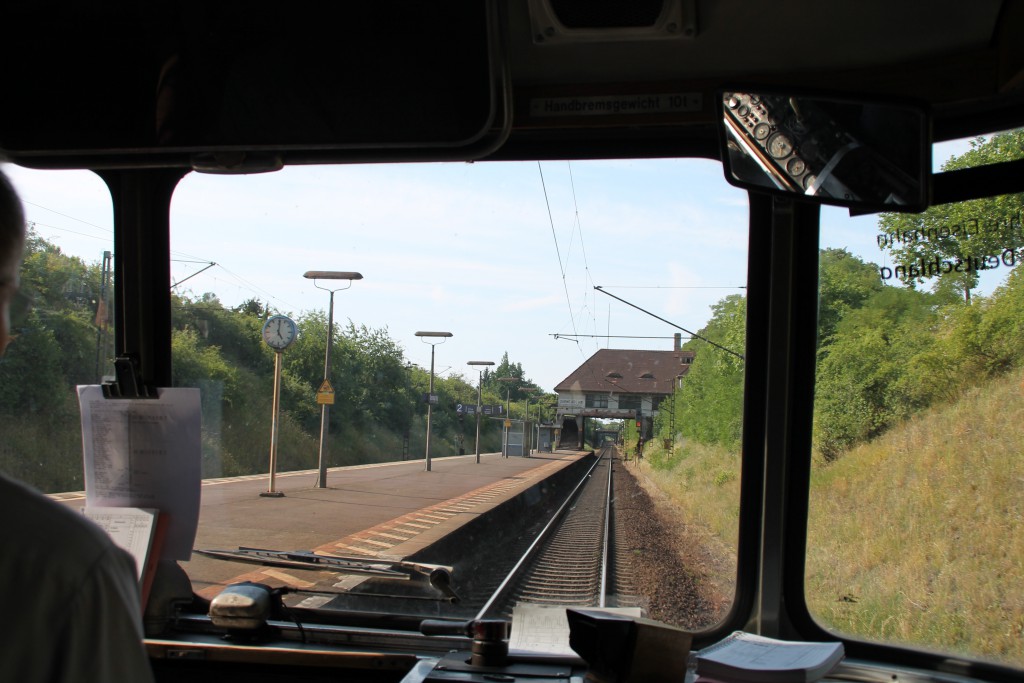 Am 07.06.2015 durchfährt 798 829 den Haltepunkt Darmstadt Süd auf der Main-Neckar-Bahn.