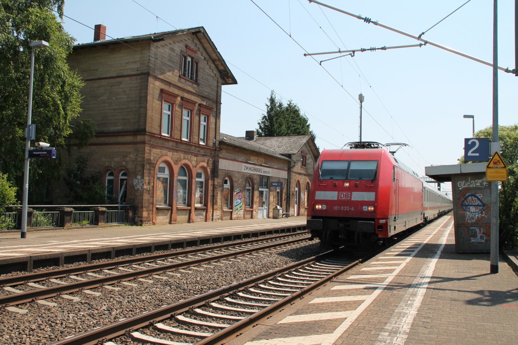 Am 07.05.2015 durchfährt 101 035 mit einem IC, über das Gegengleis, den Bahnhof Zwingenberg auf der Main-Neckar-Bahn.