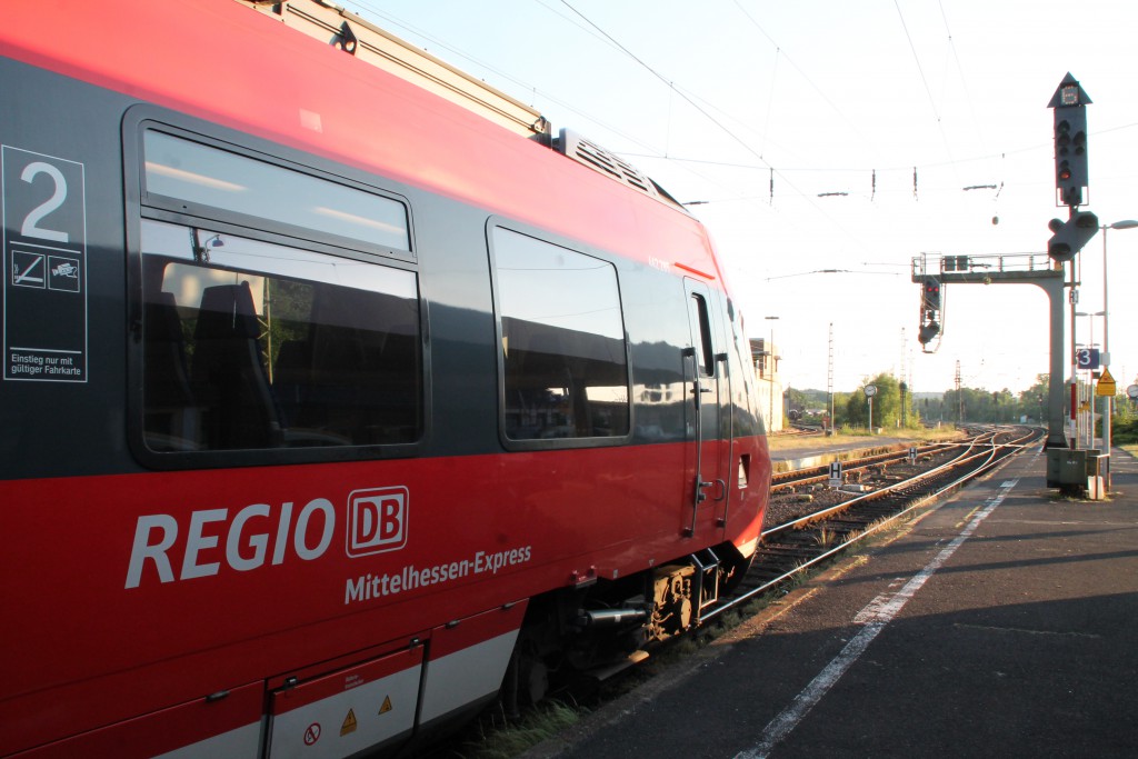 Am Abend des 05.06.2015 erhält 442 285, als Mittelhessen-Express nach Frankfurt, eine 60er Ausfahrt im Bahnhof Treysa, auf der Main-Weser-Bahn.