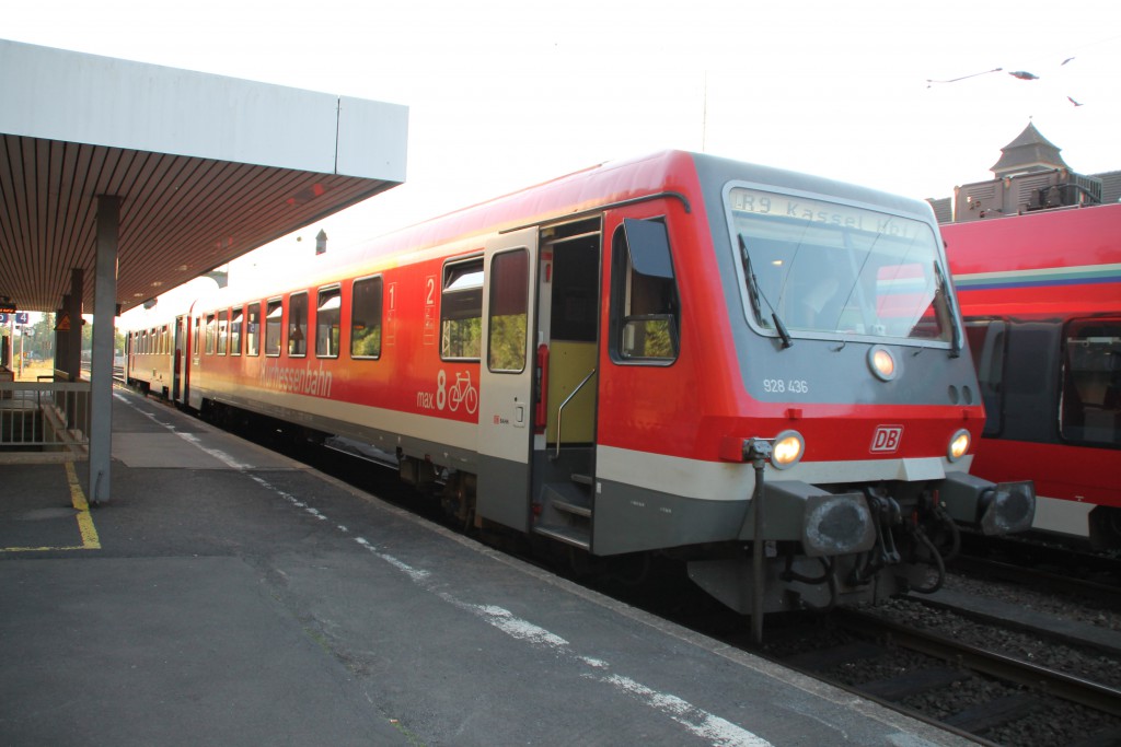 628 436, der Kurhessenbahn, wartet am Abend des 05.06.2015 mit seiner Regionalbahn nach Kassel im Bahnhof Treysa, auf der Main-Weser-Bahn, auf Ausfahrt.