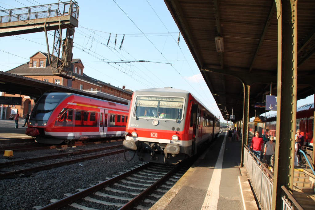 Im Bahnhof Wabern wartet am 05.06.2015 628 436, der Kurhessenbahn, mit seiner Regionalbahn nach Treysa eine Überholung ab. 