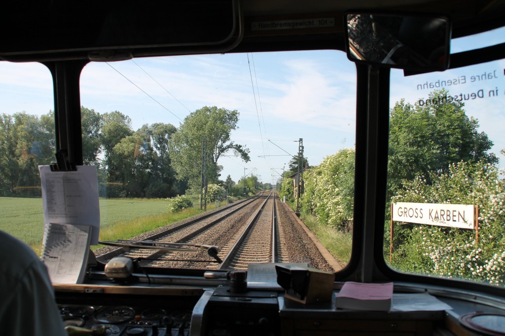 798 829 erreicht am 07.06.2015 den Bahnhof Gross Karten auf der Main-Weser-Bahn.