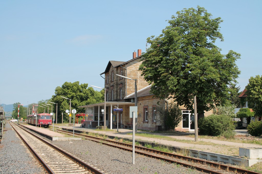 Am 07.06.2015 erreichte eine Schienenbusgarnitur den Bahnhof Lorsch auf der Nibelungenbahn, am Schluss steht 996 677.