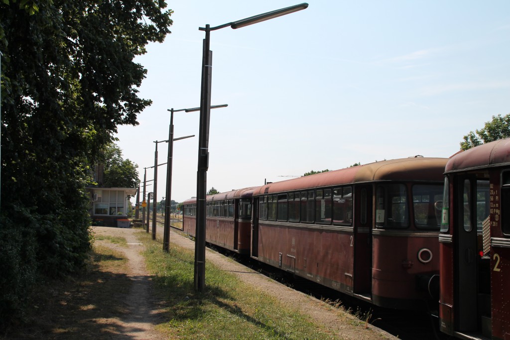 Bei schönstem Wetter stehen am 08.06.2015 Schienenbusse im Bahnhof Lorsch, auf der Nibelungenbahn bereit.