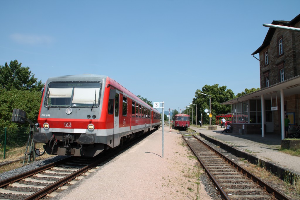 628 609 kreuzt am 07.06.2015 mit einer Schienenbusgarnitur im Bahnhof Lorsch, auf der Nibelungenbahn.