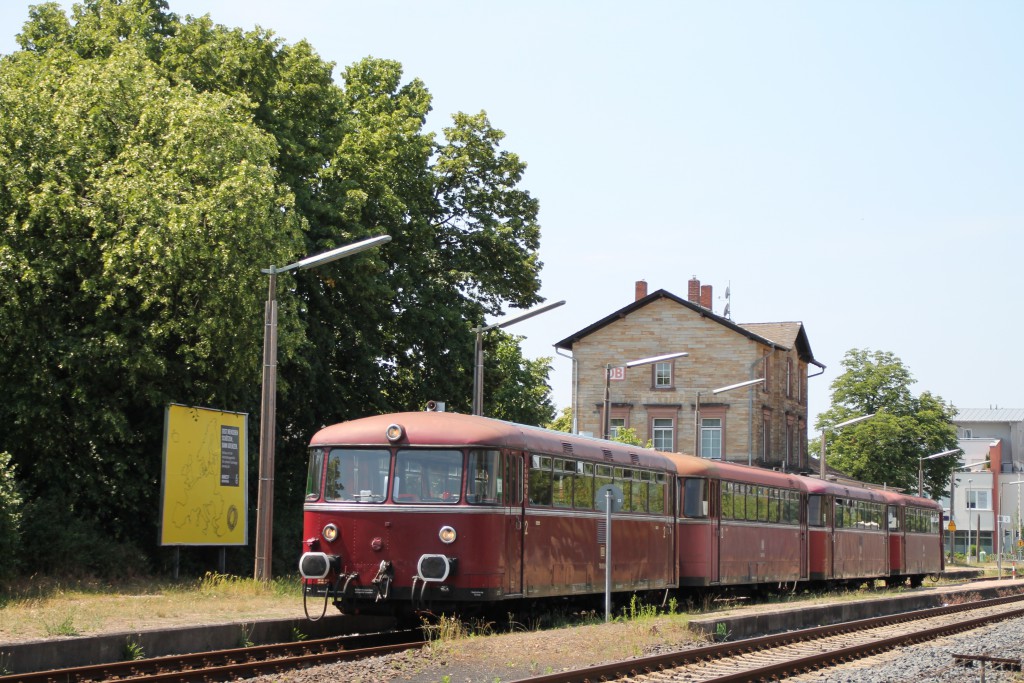 Am 08.06.2015 stehen 798 829, 998 184, 798 589 und 996 677 im Bahnhof Lorsch auf der Nibelungenbahn.