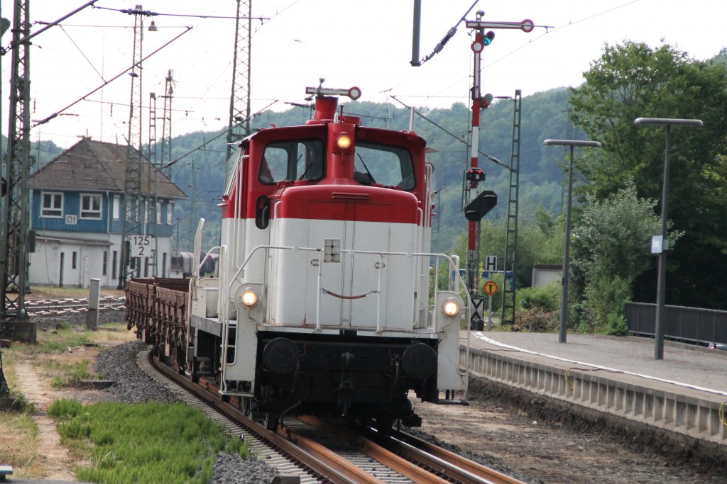 Am 07.07.2015 rangiert 364 847 einen Schottenzug durch den Bahnhof Dillenburg.