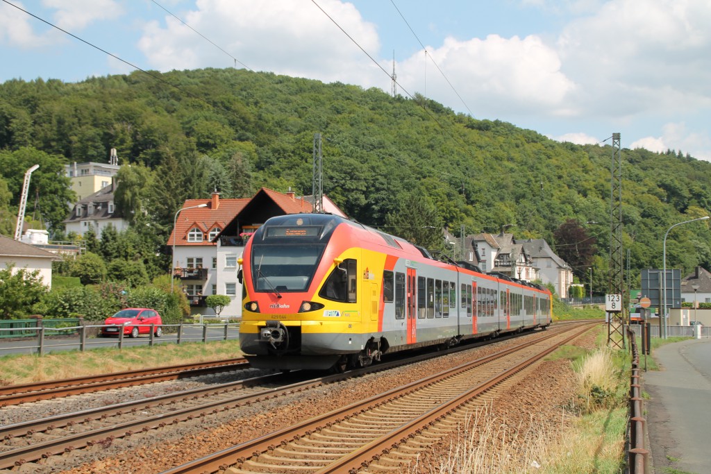 Ein FLIRT der HLB durchquert Dillenburg auf der Dillstrecke am 16.07.2015.