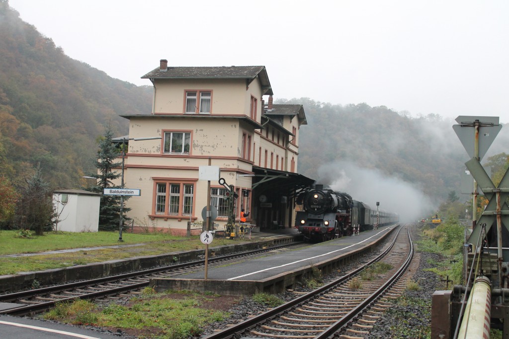 Am nebligen Morgen des 25.10.2015 fahren die Eisenbahnfreunde Treysa mit 03-1010 durch Balduinstein auf der Lahntalbahn.