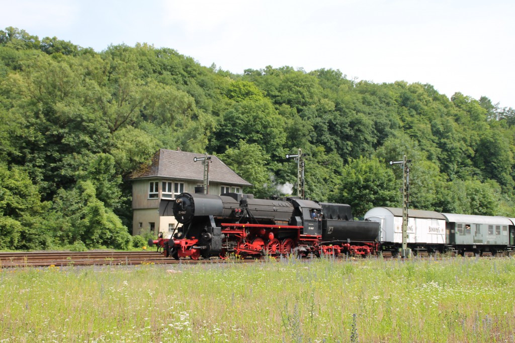 Nach einer Fahrt durchs Lahntal rangiert 52 4867 der HEF am 28.06.2015 durch den Bahnhof Weilburg, soeben passiert sie die Ausfahrsignale am Stellwerk Wo.