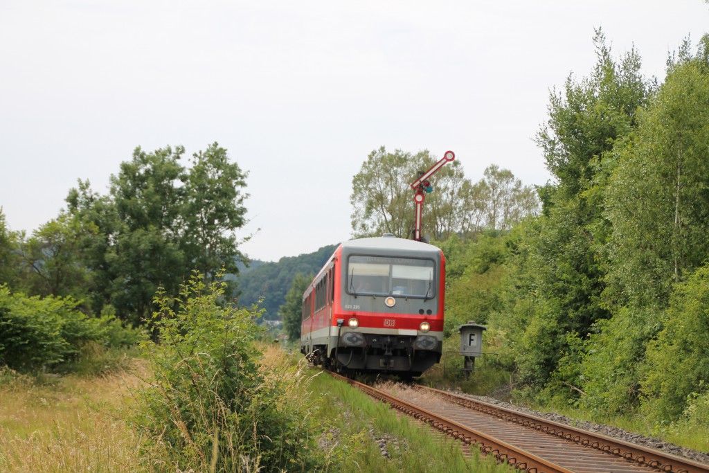 628 235 verlässt am 26.06.2015 den durchgeschalteten Bahnhof Buchenau auf der oberen Lahntalbahn.