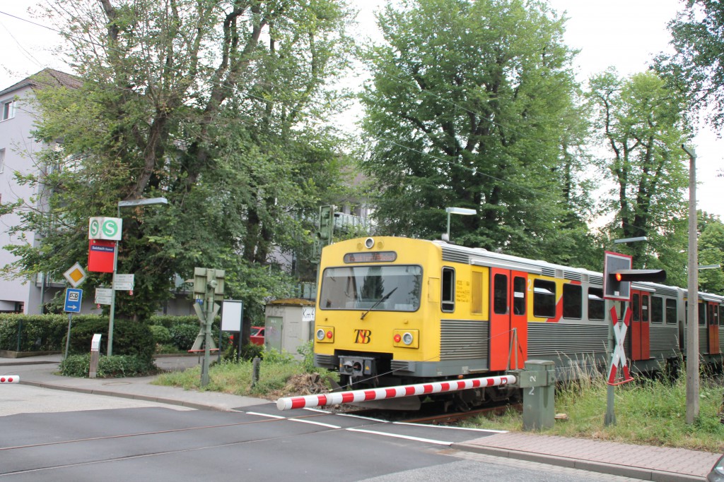 Ein VT2E der HLB fährt am 27.06.2015 in den Haltepunkt Sulzbach auf der Sodener Bahn ein.