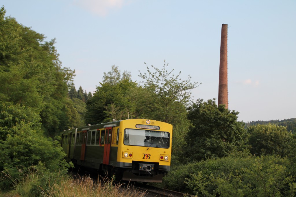 Ein VT2E der HLB durchfährt am 27.06.2015 den Wald bei Brandoberndorf auf der Taunusbahn.