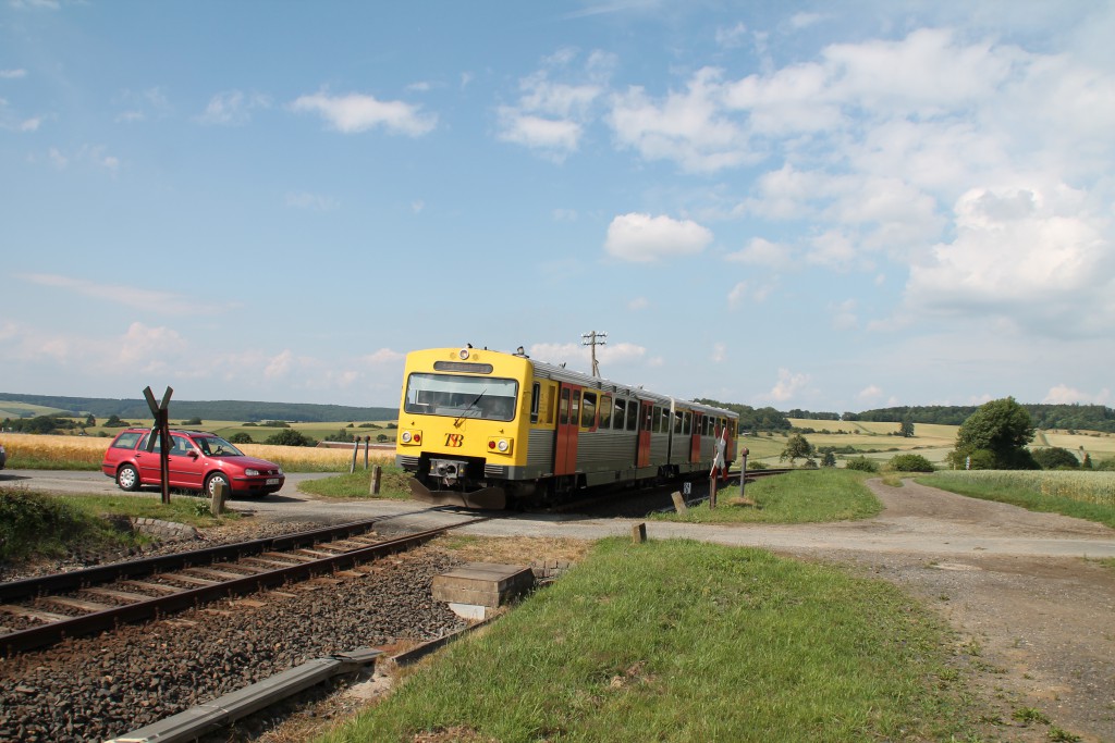 An einem unbeschranktem Bahnübergang bei Hundstadt auf der Taunusbahn wartet am 27.06.2015 ein Auto.