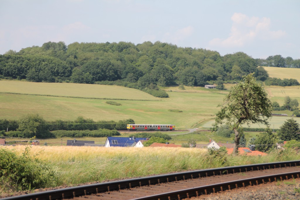 Am 27.06.2015 durchfährt ein VT2E die Hundstädter Kurve auf der Taunusbahn.