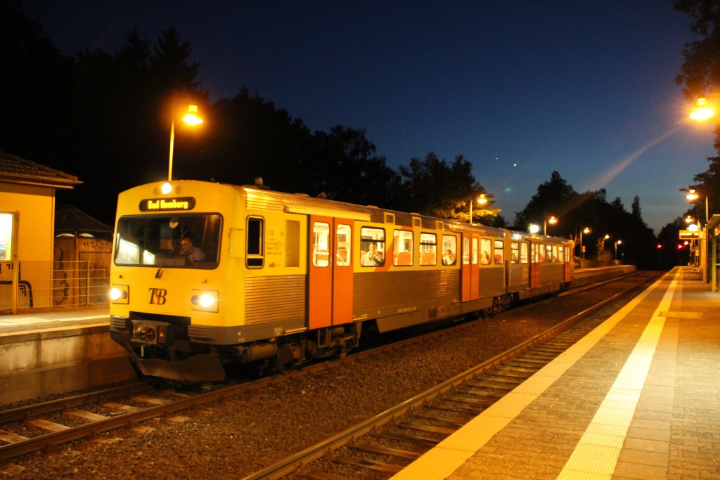 Am Abend des 27.06.2015 wartet ein VT2E der HLB noch auf Fahrgäste im Bahnhof Saalburg/Lochmühle auf der Taunusbahn.