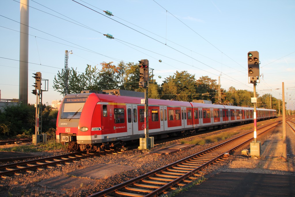 423 378 fährt am 29.08.2015 in Bad Homburg der Sonne entgegen.