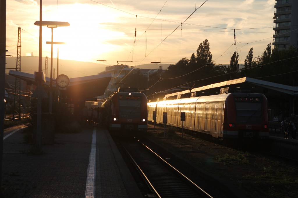 Am Abend des 29.08.2015 begegnen sich im Bahnhof Bad Homburg 423 407 und 427 378.