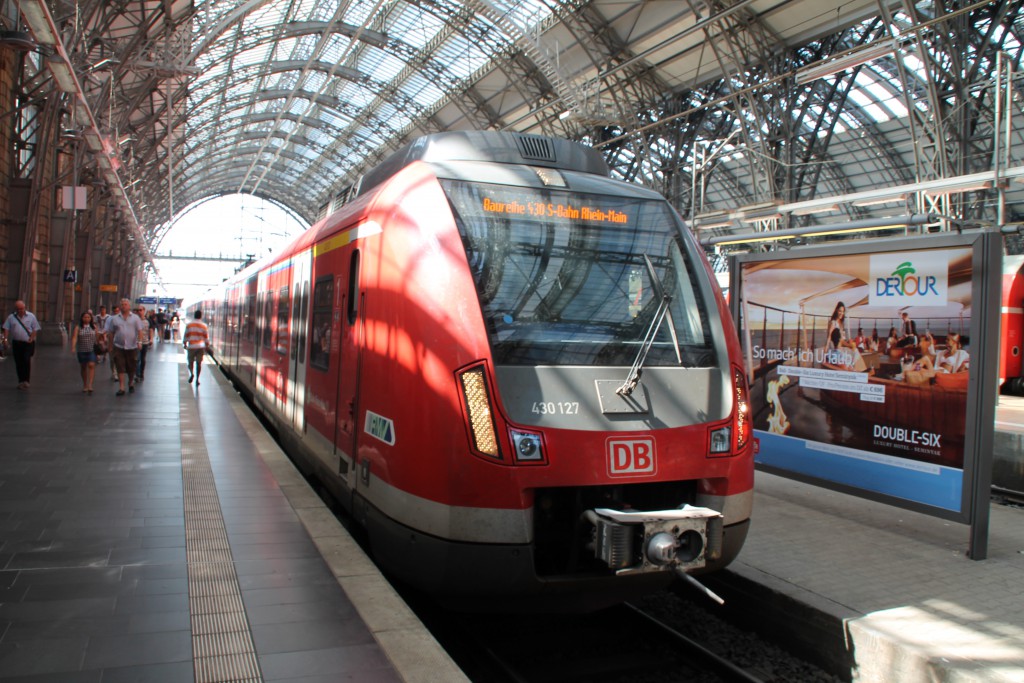 Im Hauptbahnhof in Frankfurt am Main wartet am 29.08.2015 430 127.