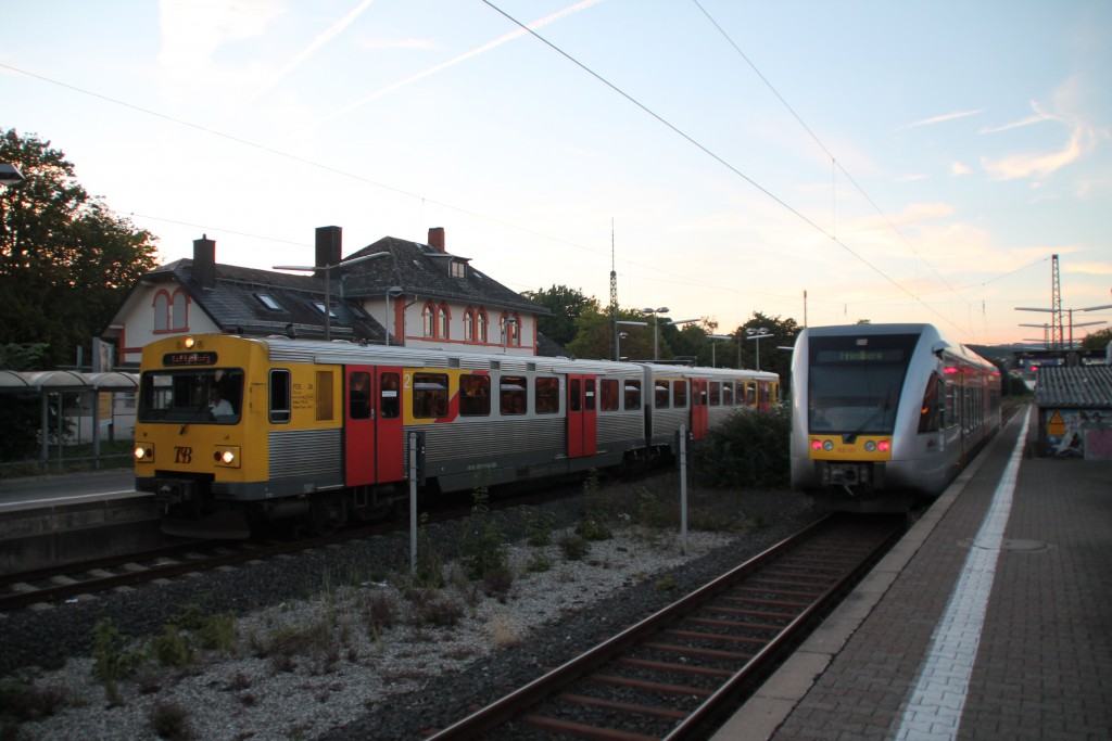 Am 29.08.2015 begegnen sich zwei Fahrzeuge der HLB im Bahnhof Friedrichsdorf, ein VT2E ist kurz vor seinem Ziel Bad Homburg angekommen und der GTW wartet auf Ausfahrt in Richtung Friedberg.