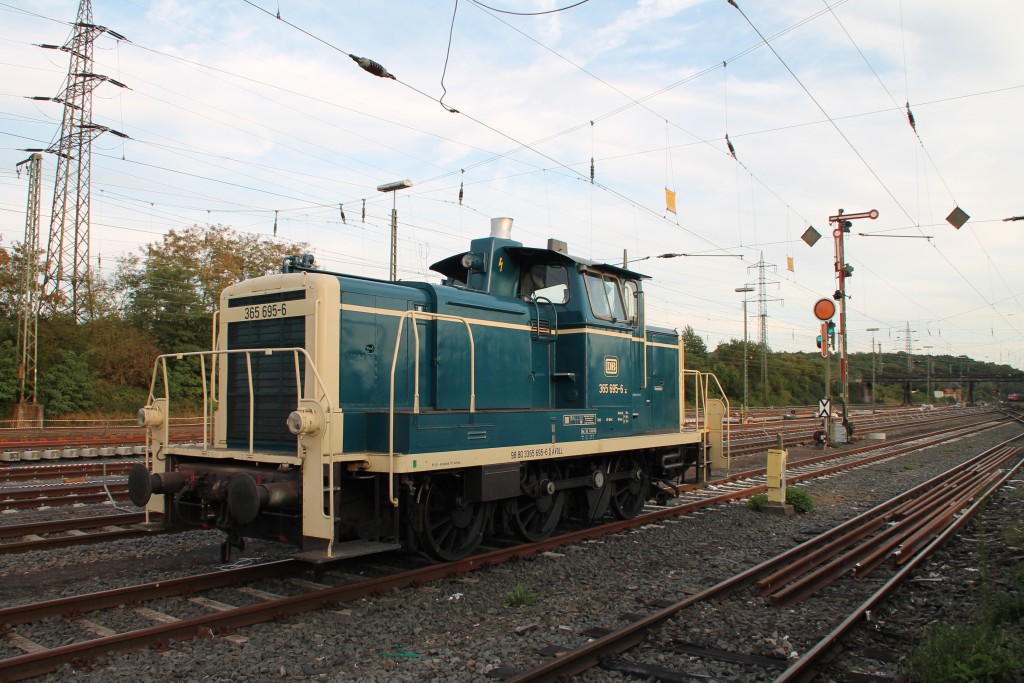 Im Bahnhof Gießen-Bergwald steht am 30.08.2015 abgestellt 365 695 und wartet auf ihre nächste Aufgabe.