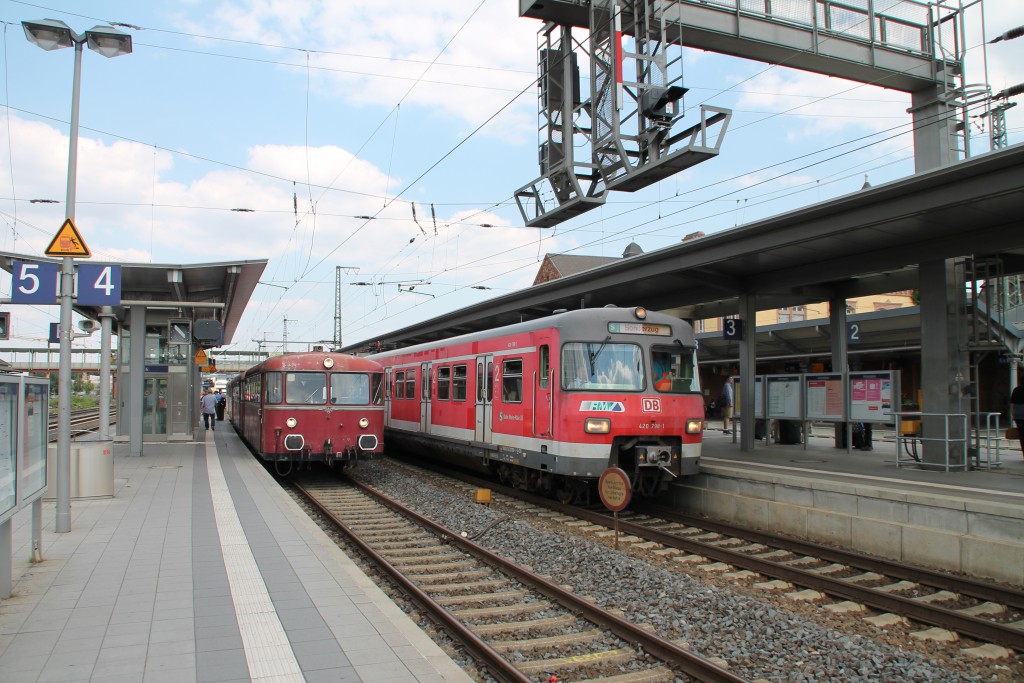 Neben 996 677 hält 420 298 der OEF und brachte als Zubringer noch Fahrgäste für den Schienenbus am 22.08.2015 nach Gießen.