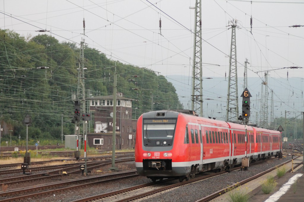 Am 14.08.2015 verlassen 612 039 und 612 042 den Hauptbahnhof von Kassel in Richtung Hagen.