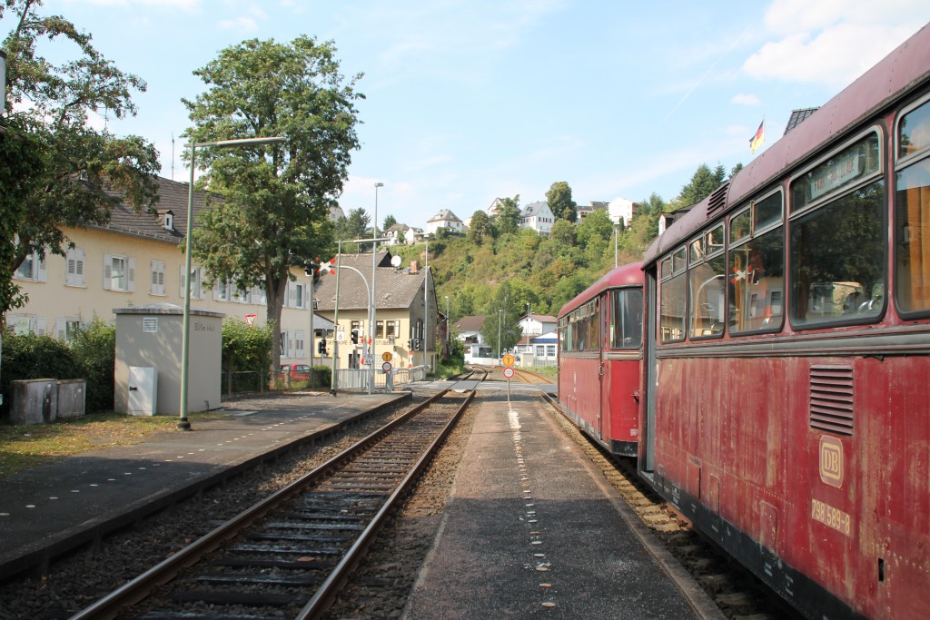 Mit 996 677 an der Spitze steht 798 589 am 22.08.2015 in Runkel auf der Lahntalbahn.