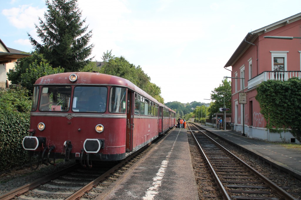 Am 22.08.2015 steht 996 677 mit seiner vierteiligen Schienenbusgarnitur in Runkel auf der Lahntalbahn.