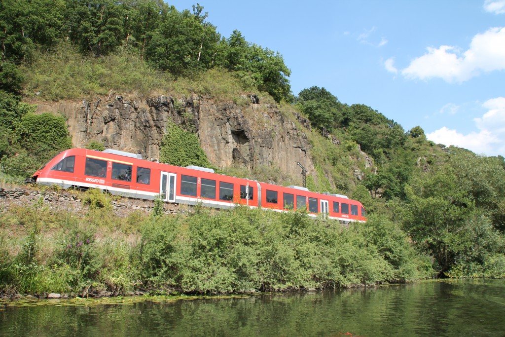 Unter den felsigen Wänden auf der Lahntalbahn steht bei Kilometer 44,2 das Einfahrsignal von Runkel, dies passiert am 01.08.2015 ein LINT der DB.