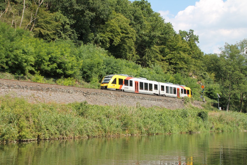 Parallel zur Lahn fährt am am 01.08.2015 ein LINT der HLB in Richtung Limburg, soeben hat er das Einfahrvorsignal der Gegenrichtung von Villmar hinter sich gelassen.