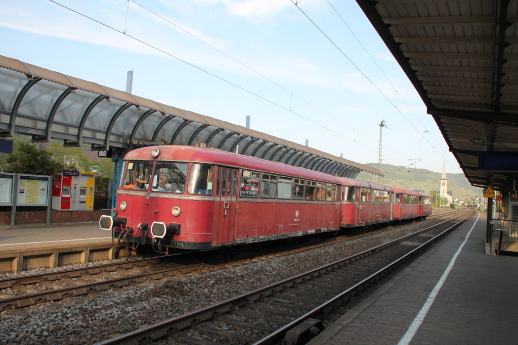 Angekommen in Boppard, auf der linken Rheinstrecke, steht, am 22.08.2015, die vierteilige Schienenbusgarnitur der OEF.