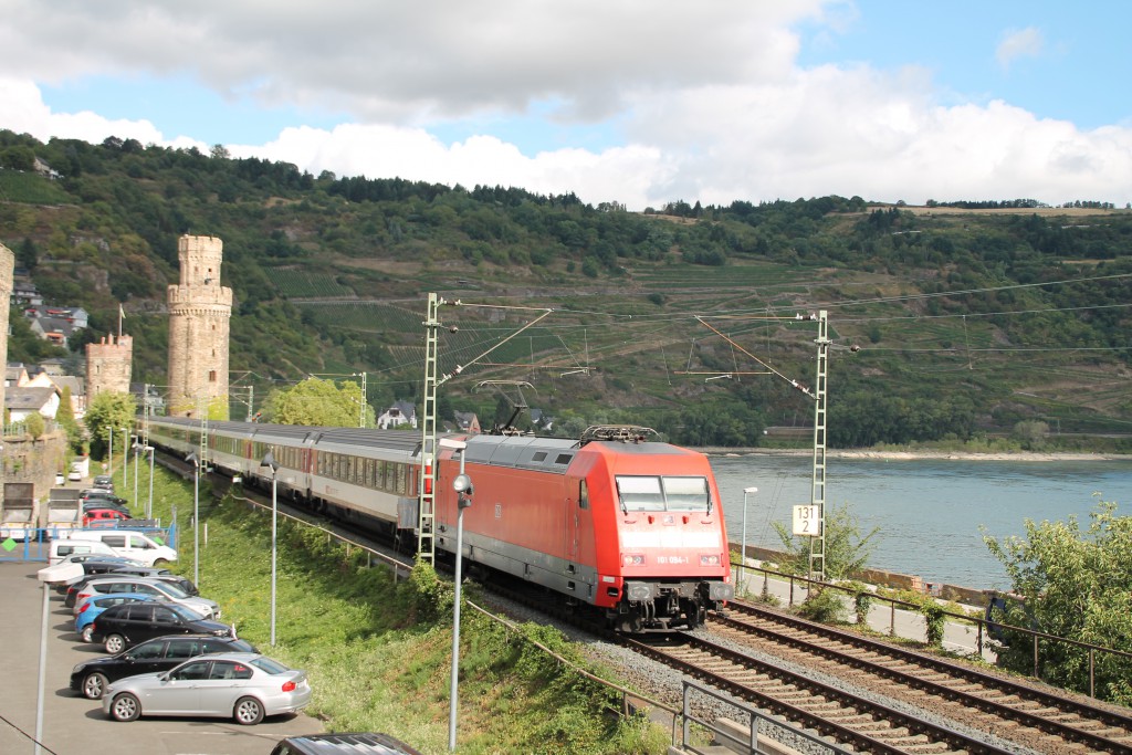 Über die linke Rheinstrecke bringt 101 094 der DB ihren EC der SBB, am 15.08.2015 durchquert sie hier Oberwesel.