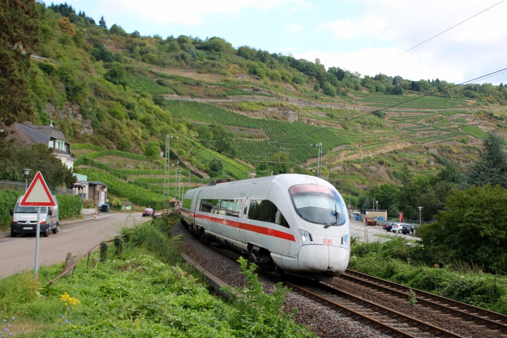 Ein ICE der Baureihe 411 durchquert am 15.08.2015 den Ort Oberwesel auf der linken Rheinstrecke.