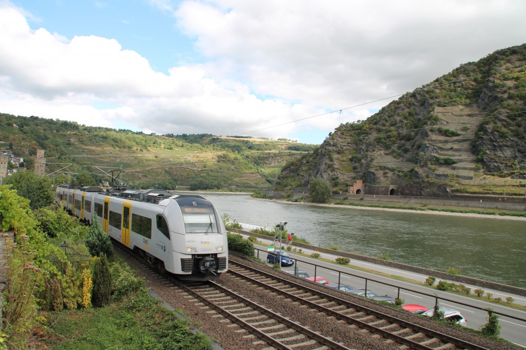 Den Nahverkehr auf der Linken Rheinstrecke wird durch die Trans-Regio mit Elektrotriebwagen abgewickelt, hier fährt soeben 460 003 in Oberwesel ein.