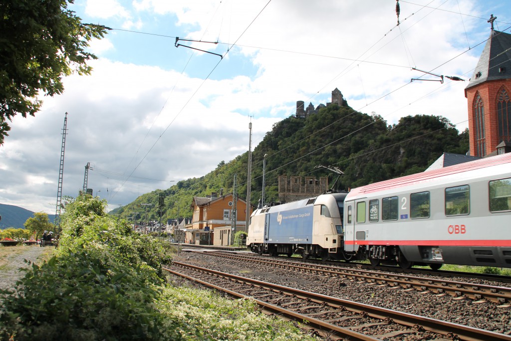 Eine DISPOLOK durchquert am 15.08.2015 mit ihrem EC aus Wagen der ÖBB Oberwesel auf der linken Rheinstrecke.